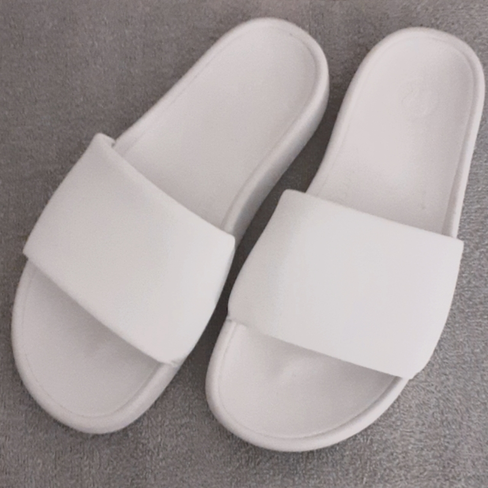 Lululemon Restfeel white slides Sz.6. EUC' worn once.